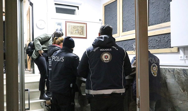 Son Dakika... Bakan Ali Yerlikaya duyurdu... İzmir'de 'Kalkan-15' operasyonu: 35 otele işlem yapıldı!