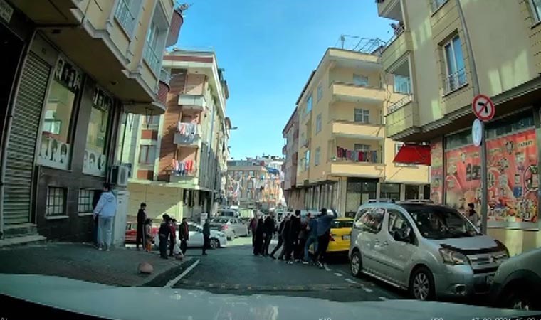 Gaziosmanpaşa'da yol verme tartışması: Taksinin camını yumruk atarak kırdı