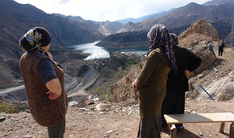 Baraj suyu çekilince ortaya çıkan köylerini izlediler: 'Anılarımız orada kaldı'