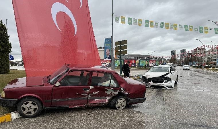 Elazığ'da feci kaza... İki otomobil çarpıştı: Yaralı var!