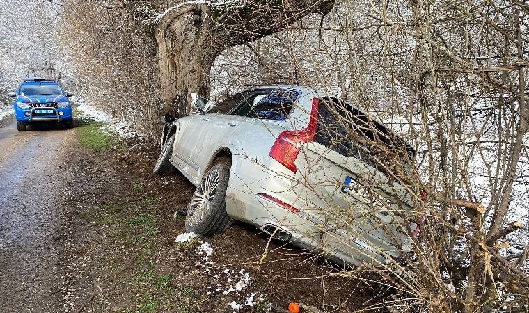 Navigasyon kazaya neden oldu, lüks araç ağaca çarptı: Yaralılar var!