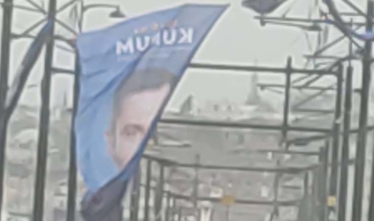 Uyarılara rağmen yine asıldı: Murat Kurum afişi tramvay seferlerini aksattı