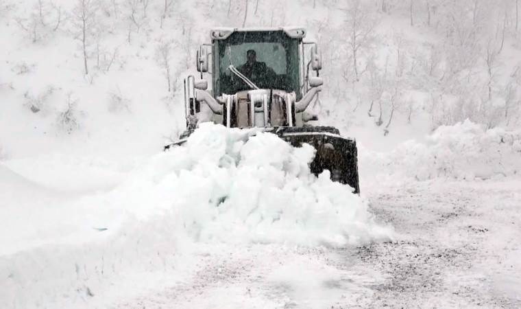 Hakkari'de karla mücadele çalışmaları sürüyor