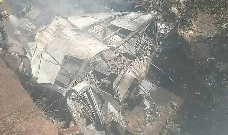 Güney Afrika'da otobüs köprüden uçtu 45 ölü