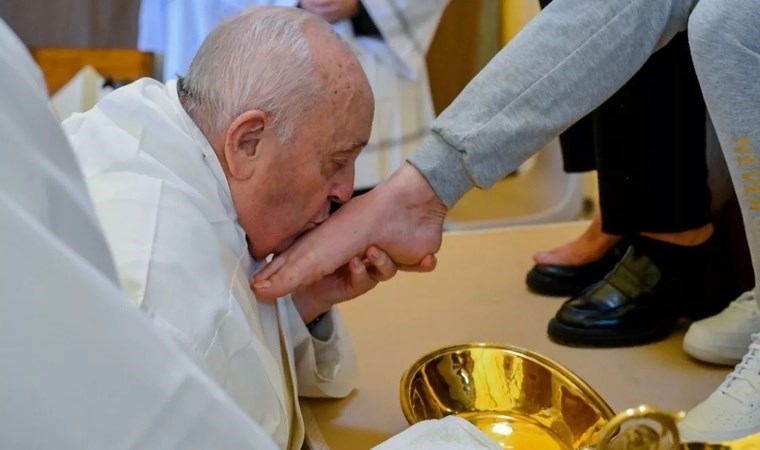 Papa'dan Paskalya ritüeli: Kadın mahkumların ayağını yıkadı