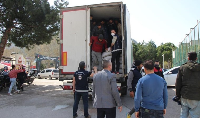 Amasya'da mercimek taşıyan tırın dorsesinde 40 düzensiz göçmen yakalandı