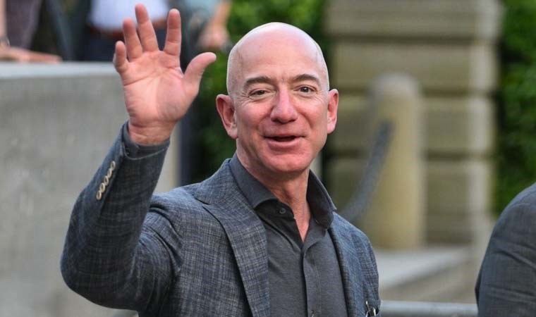Jeff Bezos bir kez daha dünyanın en zengin kişisi oldu