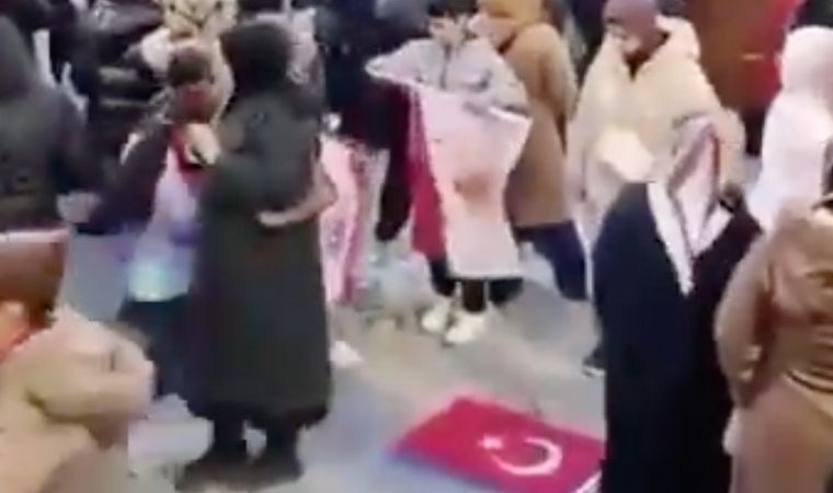 Erdoğan'ın mitinginde tepki çeken görüntüler...Türk Bayrağı'nı yere serip namaz kıldı