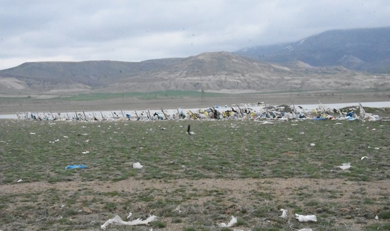 İlçenin 30 yıllık çöpü rüzgarla 10 kilometrelik araziye yayıldı