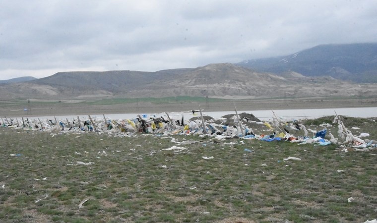 İlçenin 30 yıllık çöpü rüzgarla 10 kilometrelik araziye yayıldı