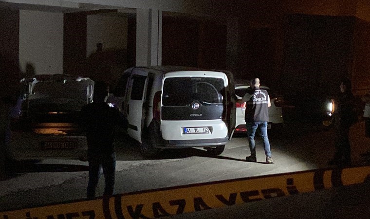 Kocaeli'de park halindeki araçlara silahlı saldırı 2 motosikletli kaçtı