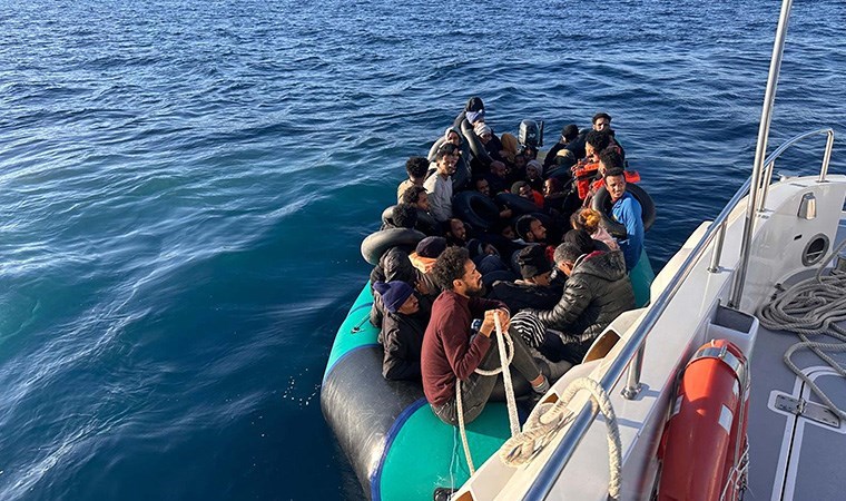 Foça'da 6'sı çocuk 57 kaçak göçmen yakalandı