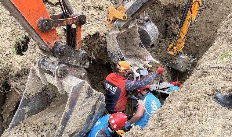 Çanakkale'de toprak altında kalan 2 işçinin kurtarılması için çalışma başlatıldı