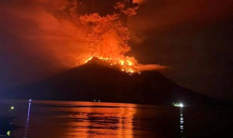Endonezya'da yanardağ felaketi Binlerce kişi tahliye edildi havalimanı kapandı