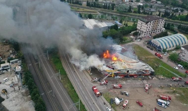 Kocaeli'de market deposunda yangın Müdahale ediliyor