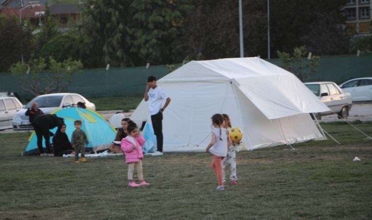 Tokat'ta depremin ardından yurttaşlar parklarda çadır kurdu