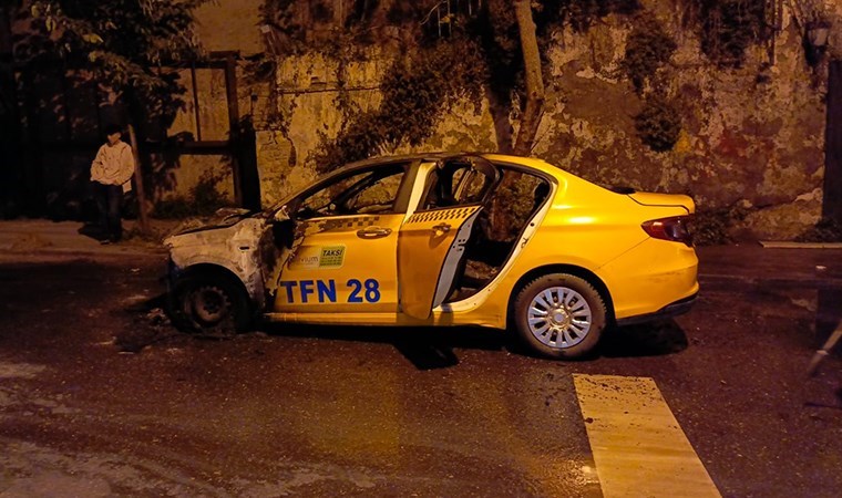 Fatih'te panik anları Seyir halindeki taksi alev alev yandı
