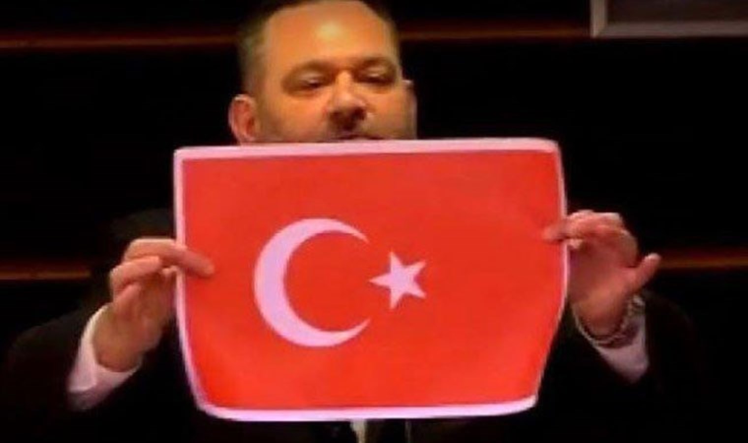 Αντίδραση υπήρξε κατά του ρατσιστή βουλευτή που έσκισε την τουρκική σημαία – Breaking Political News